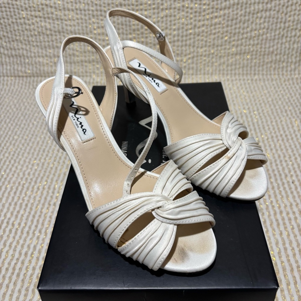 Nina Camille Ivory Sandals Size 7 Wide